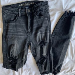 AMERICAN EAGLE BLACK RIPPED JEANS